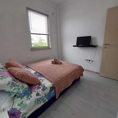 Apartmans Nejra3 Sa Bazenom דירה פולה