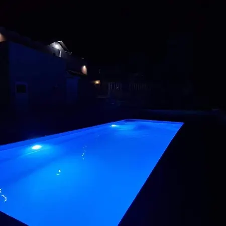 Apartmans Nejra3 Sa Bazenom דירה *